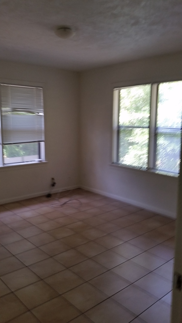 Building Photo - 1 bedroom 1 bath triplex