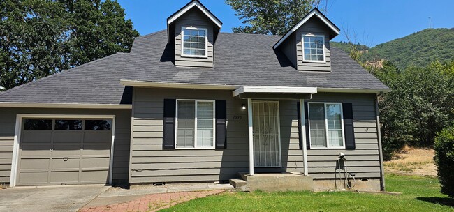 Building Photo - Large Yard - NE Grants Pass