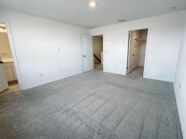 Building Photo - Beautifully maintained 3/2.5 townhome and community with pool!