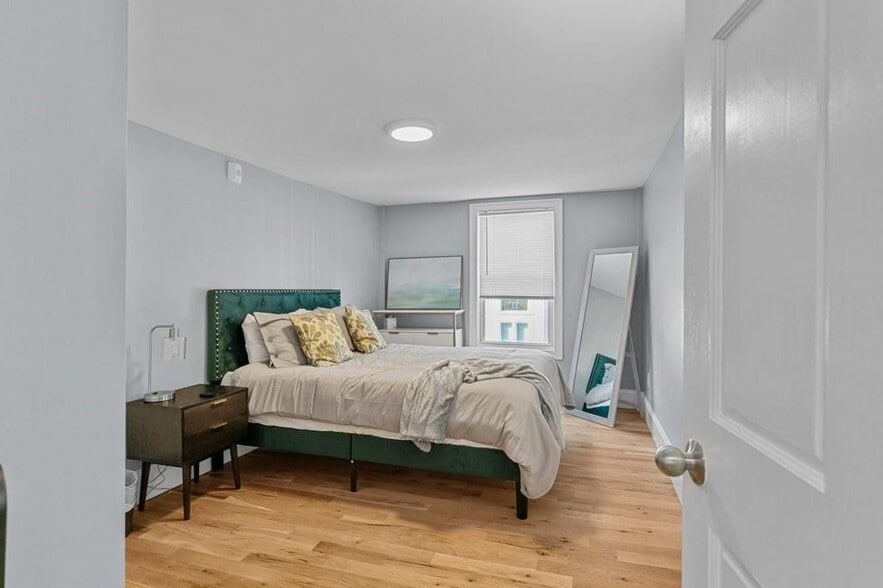 Building Photo - 382 Spring St