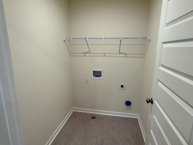 Building Photo - 613 Pershing Dr