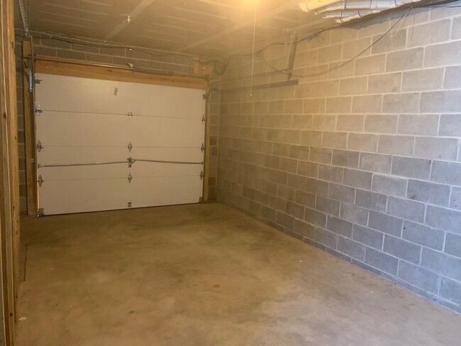 Building Photo - Spacious 2 Bedroom Townhouse