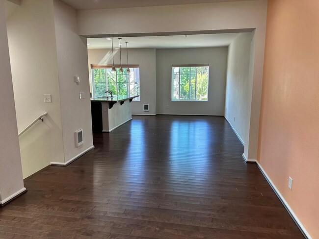 Building Photo - Bright & Modern 3BR Redmond End-Unit Townh...