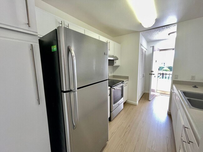 Building Photo - Discover a refreshed 2-bedroom, 2-bathroom residence in Mililani Mauka, complete with 2 parking s...