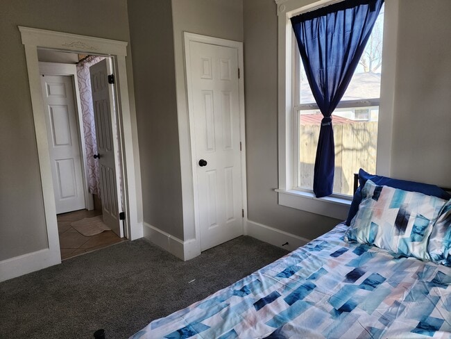 Building Photo - 1115 E 8th St