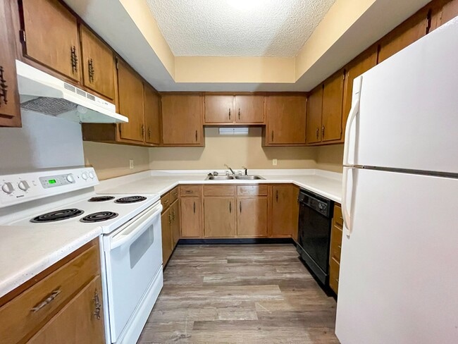 Building Photo - Spacious Ground Floor 2 Bed with Screened Porch!