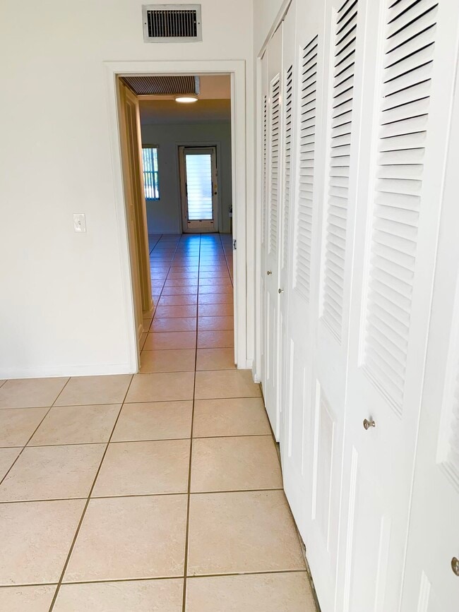 Building Photo - 39 Sussex B