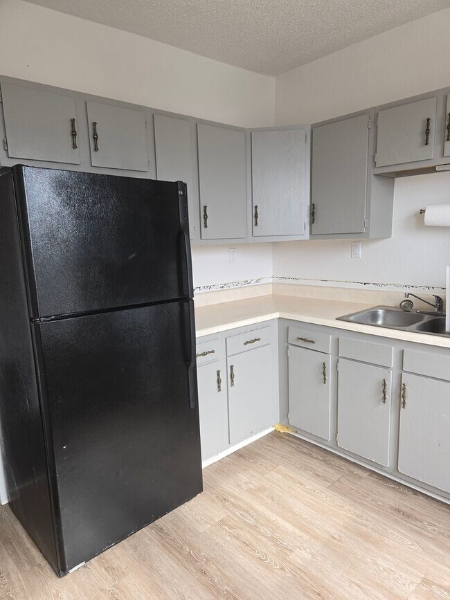 Building Photo - 301 E Lorena Ave