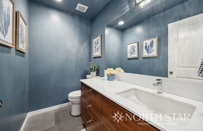 Building Photo - Beautifully Updated Contemporary Home in t...