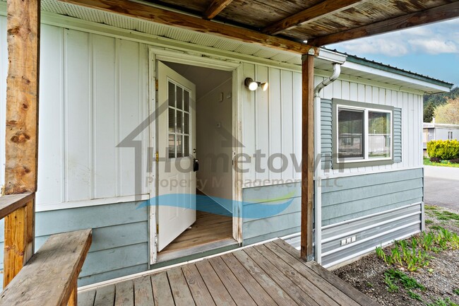 Building Photo - 2 Bedroom 2 Bath Home with Off-Street Park...