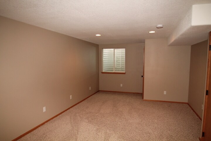 3rd Bdrm in LL or 2nd living rm - 4902 Algonquin Dr