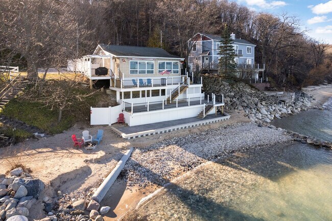 Building Photo - 7633 S W Bay Shore Dr