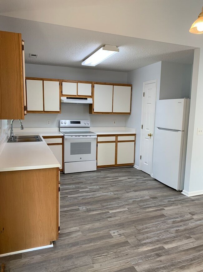 Building Photo - 211 Friendly Ln