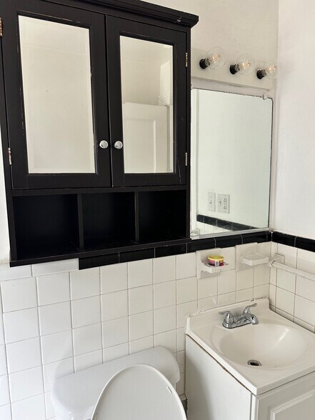 Building Photo - 9324 Phillip Ave