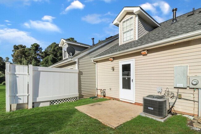 Building Photo - Light and bright 3 bedroom 2 bath townhome...