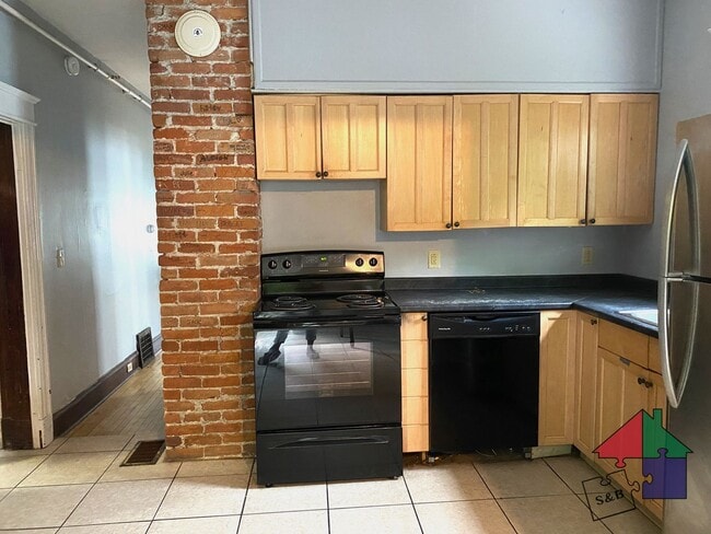 Building Photo - Spacious 8 Bedroom, 3 Bathroom Home for Re...
