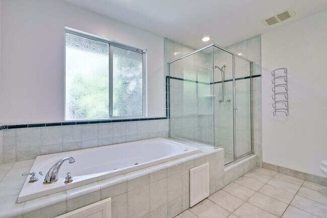 Building Photo - Large single family 4 Bed, 2 1/2 Bath Home...