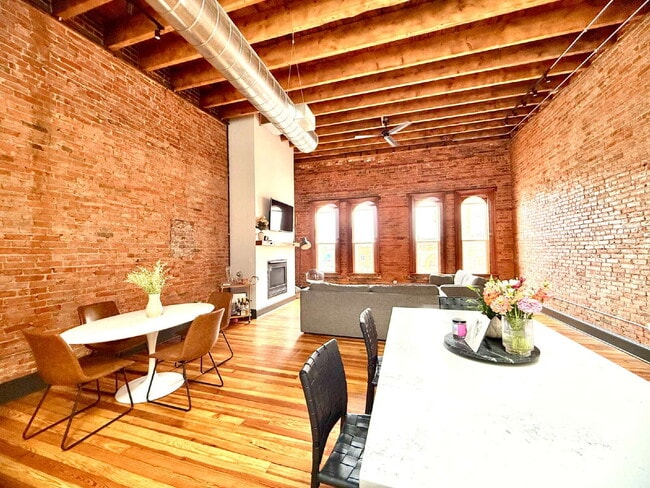 Building Photo - Beautifully Refinished Historic Downtown Apartment!