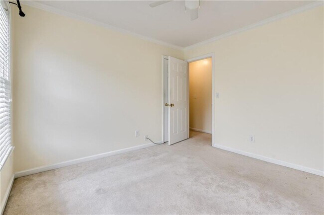 Building Photo - 2232 Woodbriar Dr