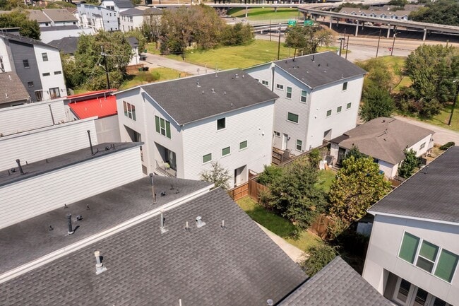 Building Photo - 607 Bayou St