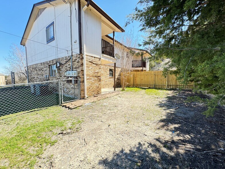 Building Photo - 907 N 7th St