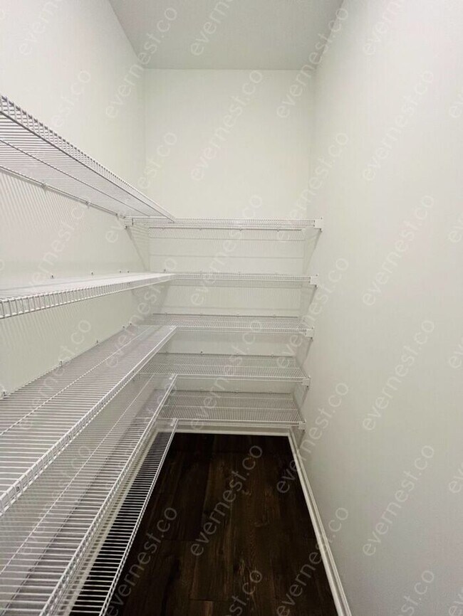 Building Photo - 4-Bedroom, 2.5-Bathroom Home with Modern A...