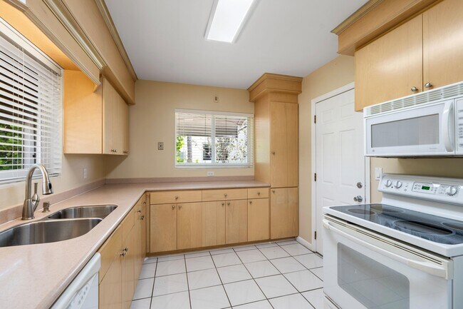 Building Photo - 360 Palmetto St