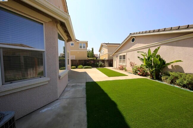 Building Photo - 1516 Whispering Oaks Way