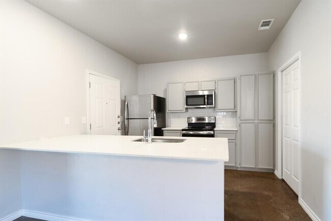 Building Photo - 208 Lowes Blvd