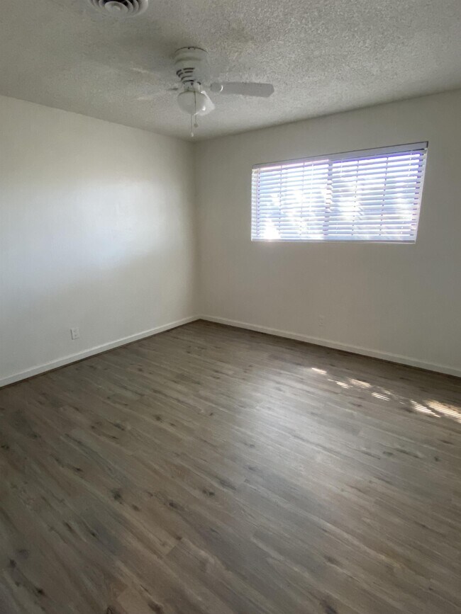 Building Photo - 3015 Clearview Dr
