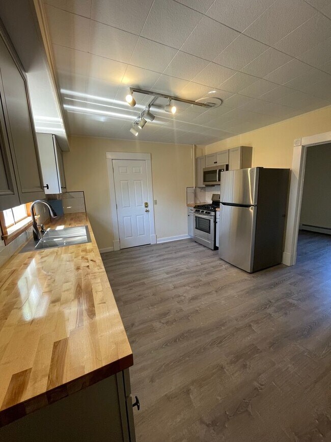 Building Photo - 17-19-19 Lafountain St