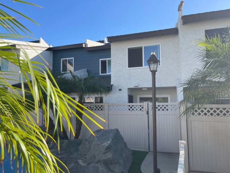 Building Photo - 228 S Esplanade St