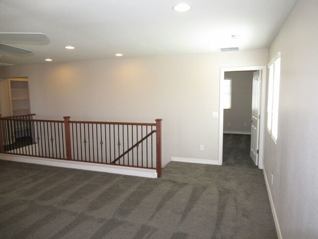 Building Photo - MOVE IN SPECIAL