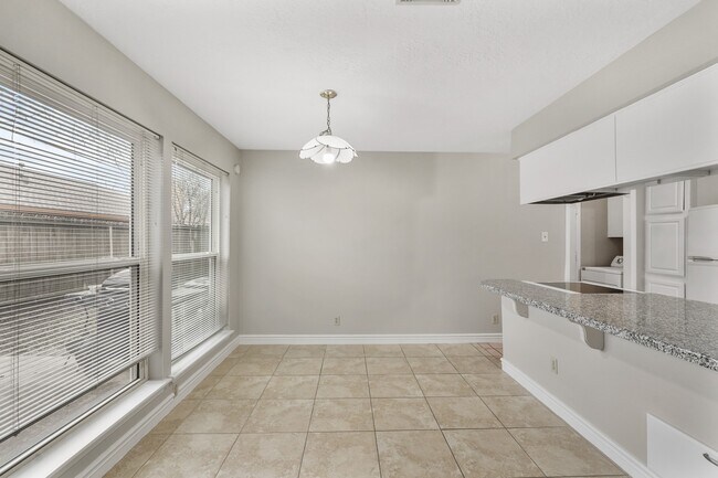 Building Photo - 10814 Sugar Hill Dr
