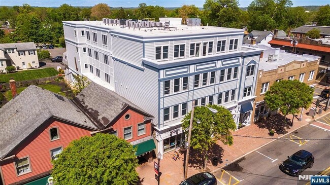 Building Photo - 246 Main St