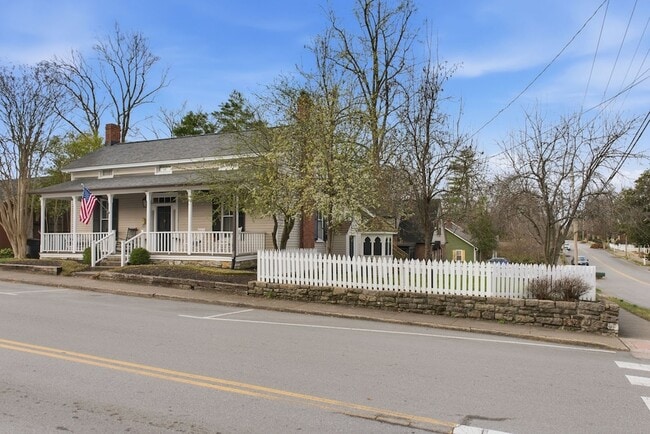 Building Photo - 117 7th Ave N