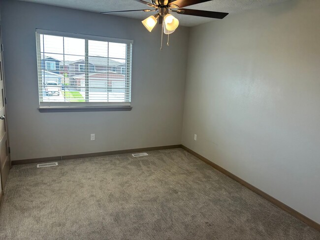 Building Photo - 9419 W Dolores Dr
