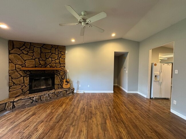 Building Photo - 3 Bedroom house