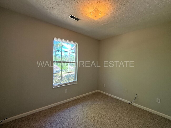 Building Photo - HALLS HAS IT -- ALL ONE LEVEL 3 BEDROOM HOME!!
