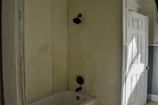 Building Photo - 2416 Highland Ave