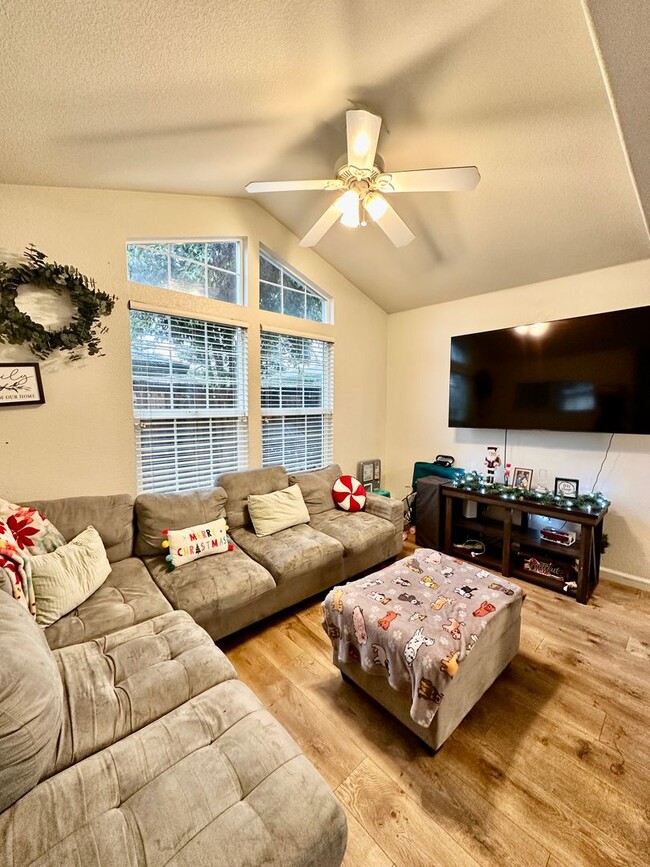 Building Photo - Davis - Centrally Located Home