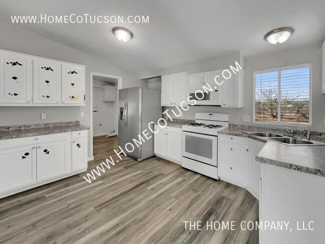 Building Photo - 9410 S Van Dr