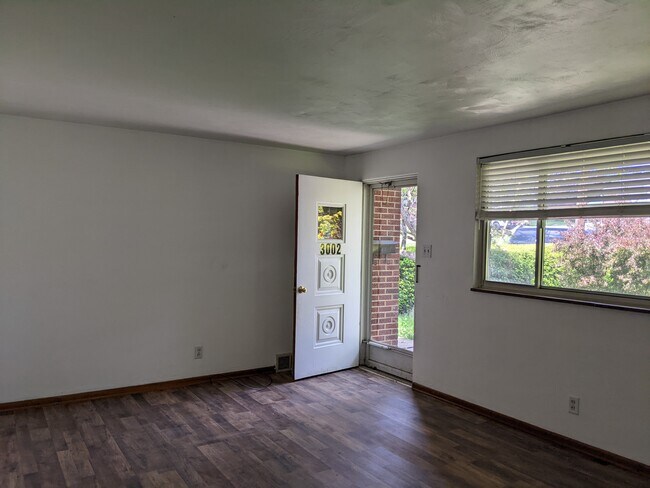 Building Photo - 3002 Mintwood Dr