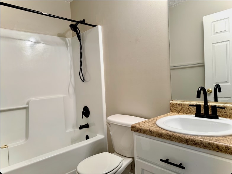 Building Photo - 598 Elle's Wy