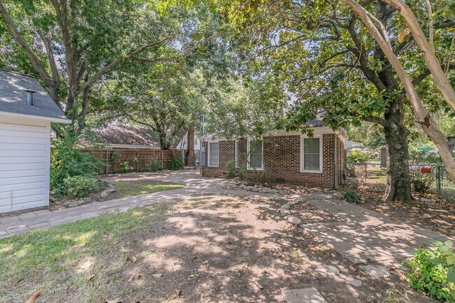 Building Photo - Charming 3 Bed, 1 Bath Cottage Near Oakhur...
