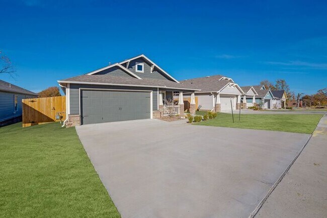 Building Photo - Charming Craftsman | 4 Bed, 2 Bath | 2-Car...