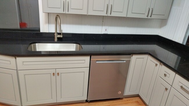 Building Photo - Large 3 bedroom, 2 bathroom freshly renovated house with stainless steel appliances!!