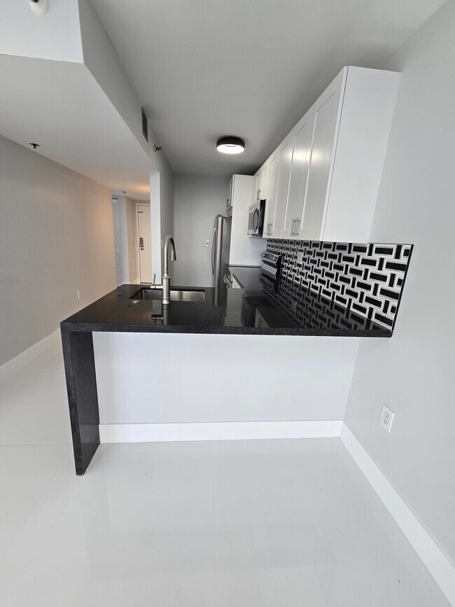 Building Photo - 1700 NW North River Dr