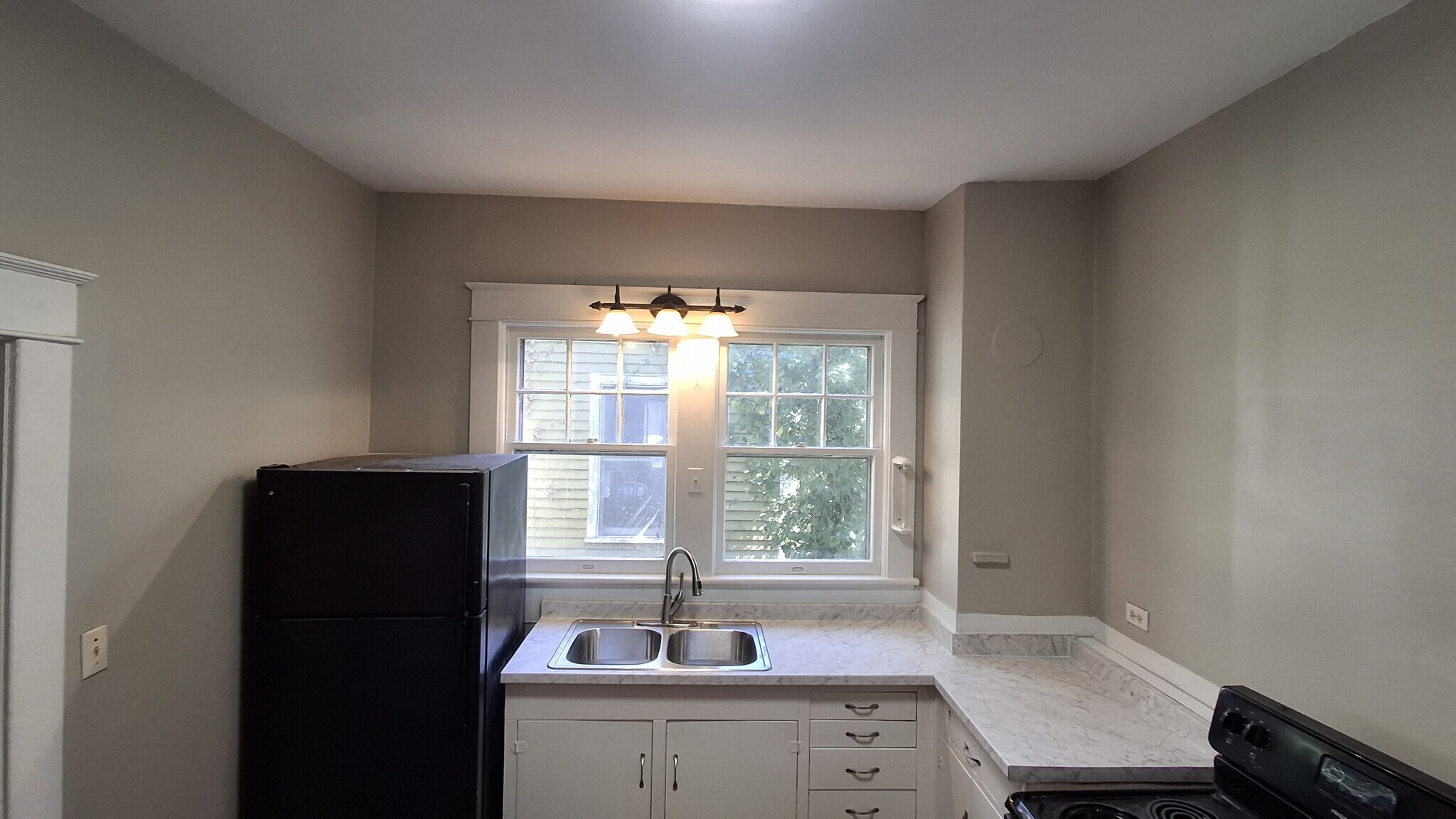 kitchen - 607 Guilford Ave