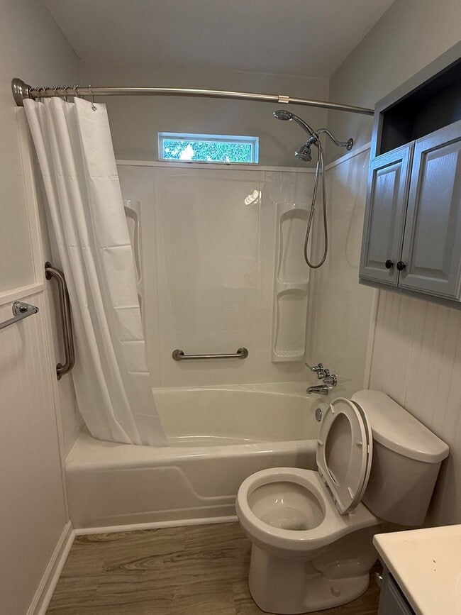 Building Photo - 2BR Duplex with Washer/Dryer + Fresh Updates + Lawn care included
